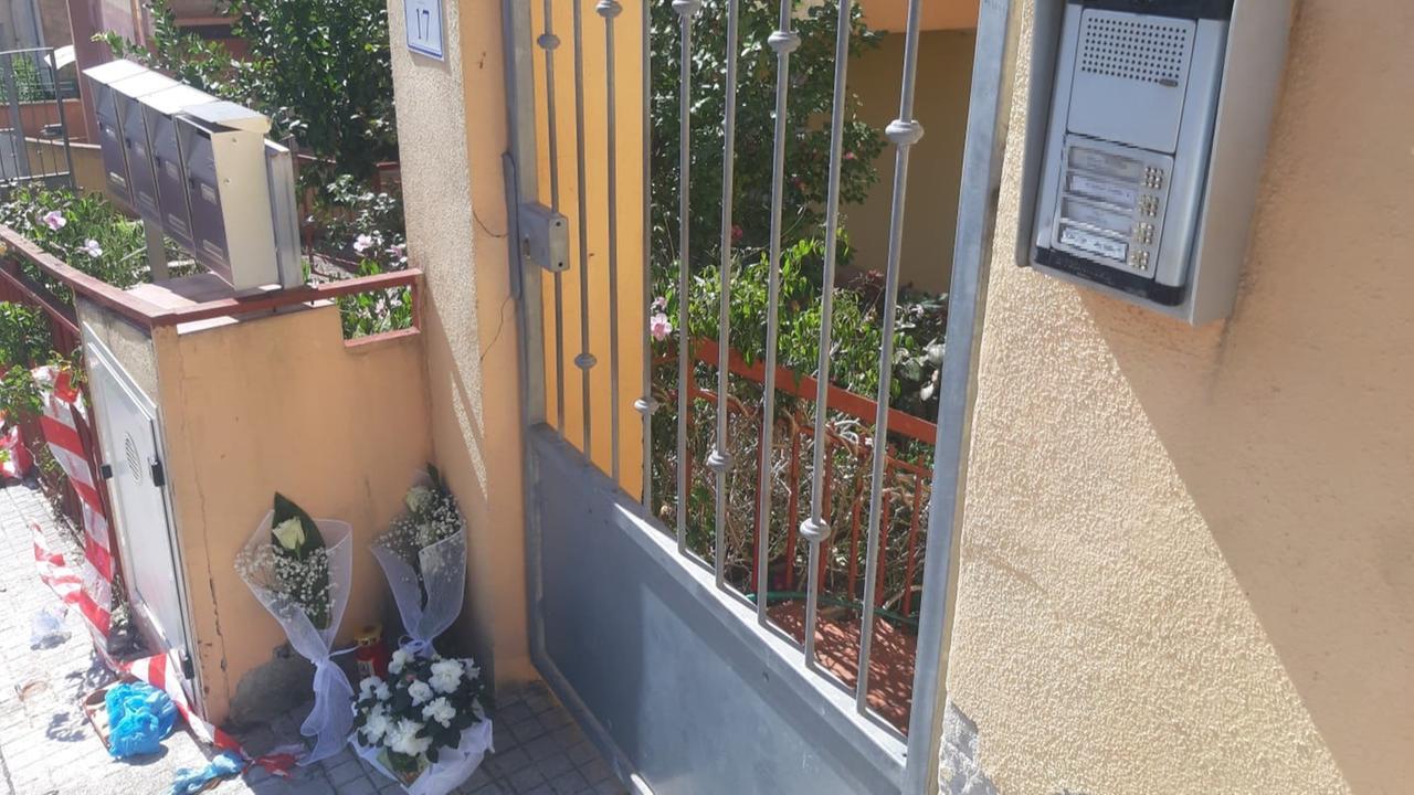 Nuoro, il luogo della strage il giorno dopo: fiori, lumicini e silenzio