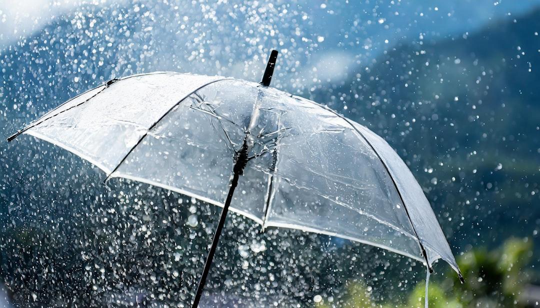Meteo Toscana, arrivano vento forte e pioggia: le zone interessate dall’allerta gialla. In allarme anche le zone già colpite
