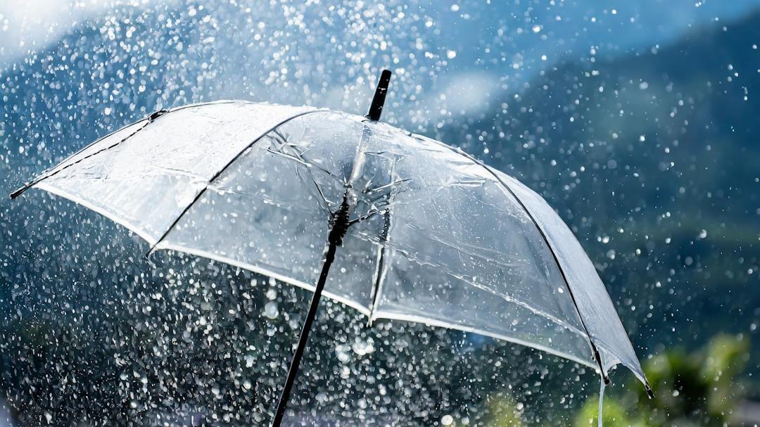 Meteo Toscana, arrivano vento forte e pioggia: le zone interessate dall’allerta gialla. In allarme anche le zone già colpite