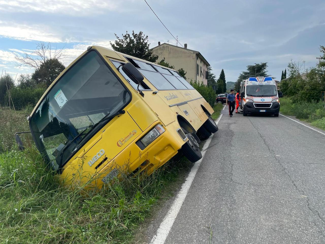 
	Lo scuolabus fuori strada a Pagnana (foto Yuri Autovino)

