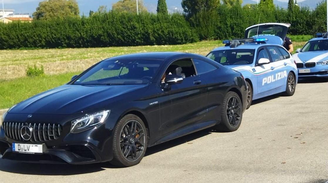 
	La Mercedes Coup&eacute; controllata dalla polizia stradale

