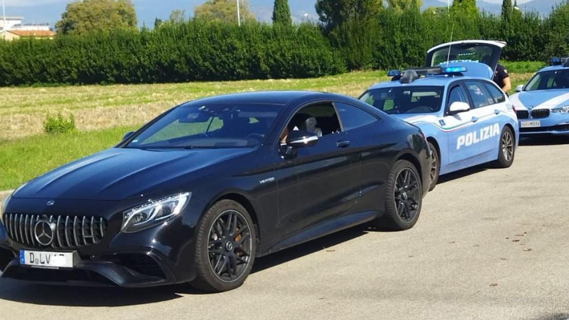 La Mercedes Coupé controllata dalla polizia stradale