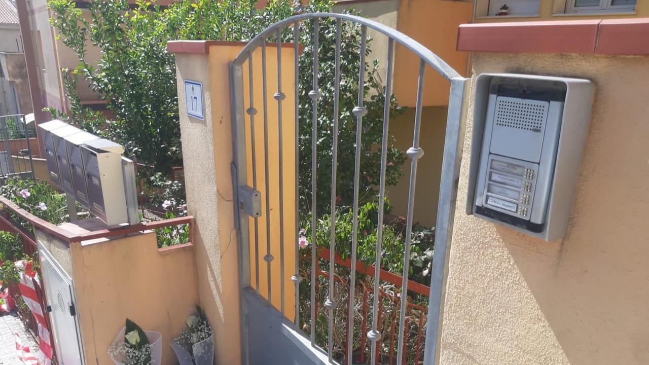 Il brusco risveglio, la raffica di spari e il figlio 14enne che apre la porta ai carabinieri: «Qui sono tutti morti»