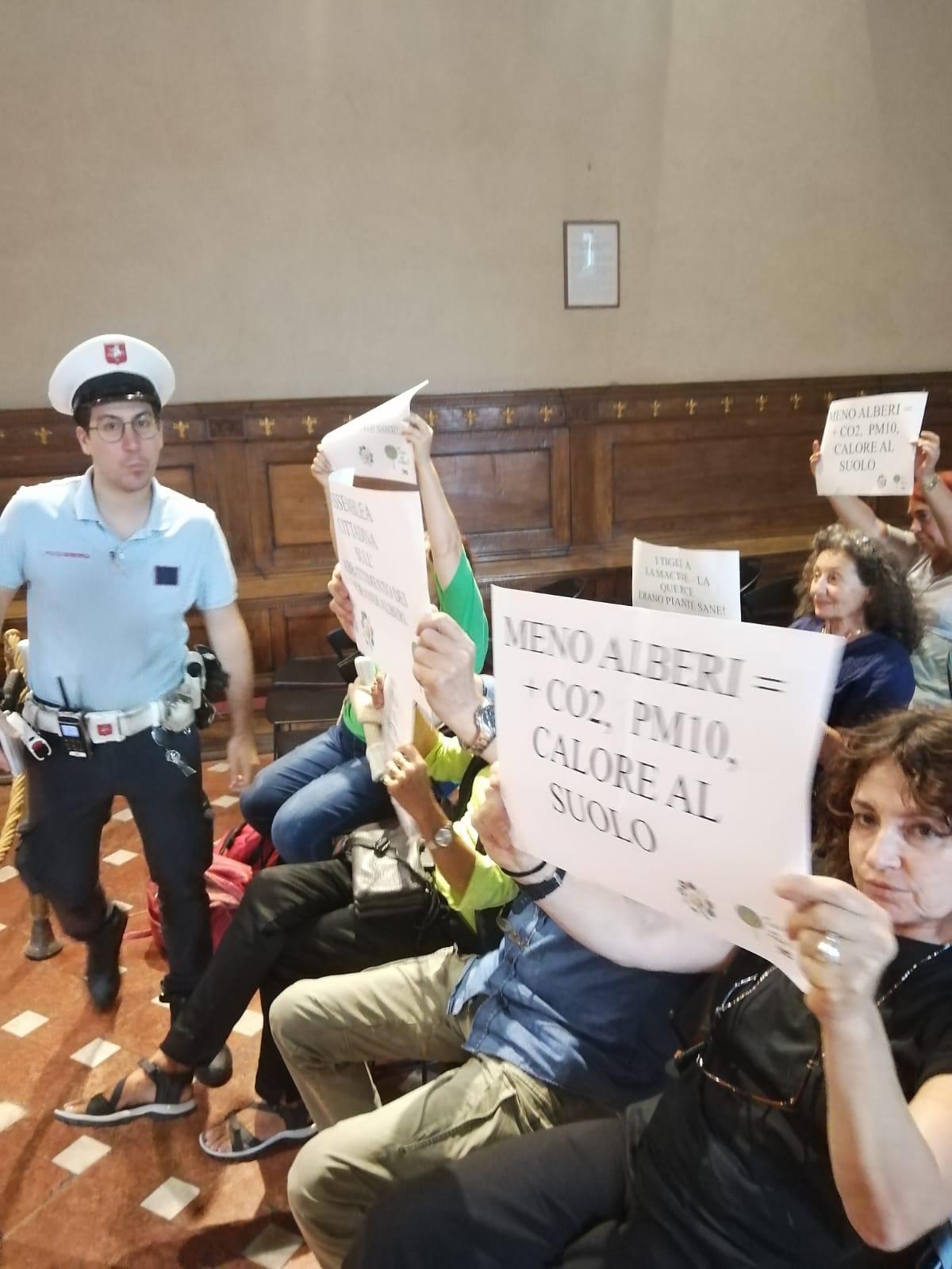 
	La contestazione in consiglio comunale a Prato

