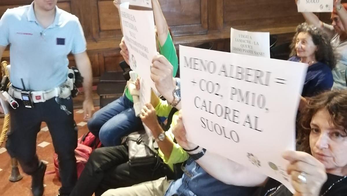La contestazione in consiglio comunale a Prato