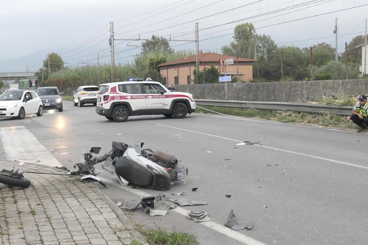 Viareggio, travolto sullo scooter: uomo gravissimo in ospedale