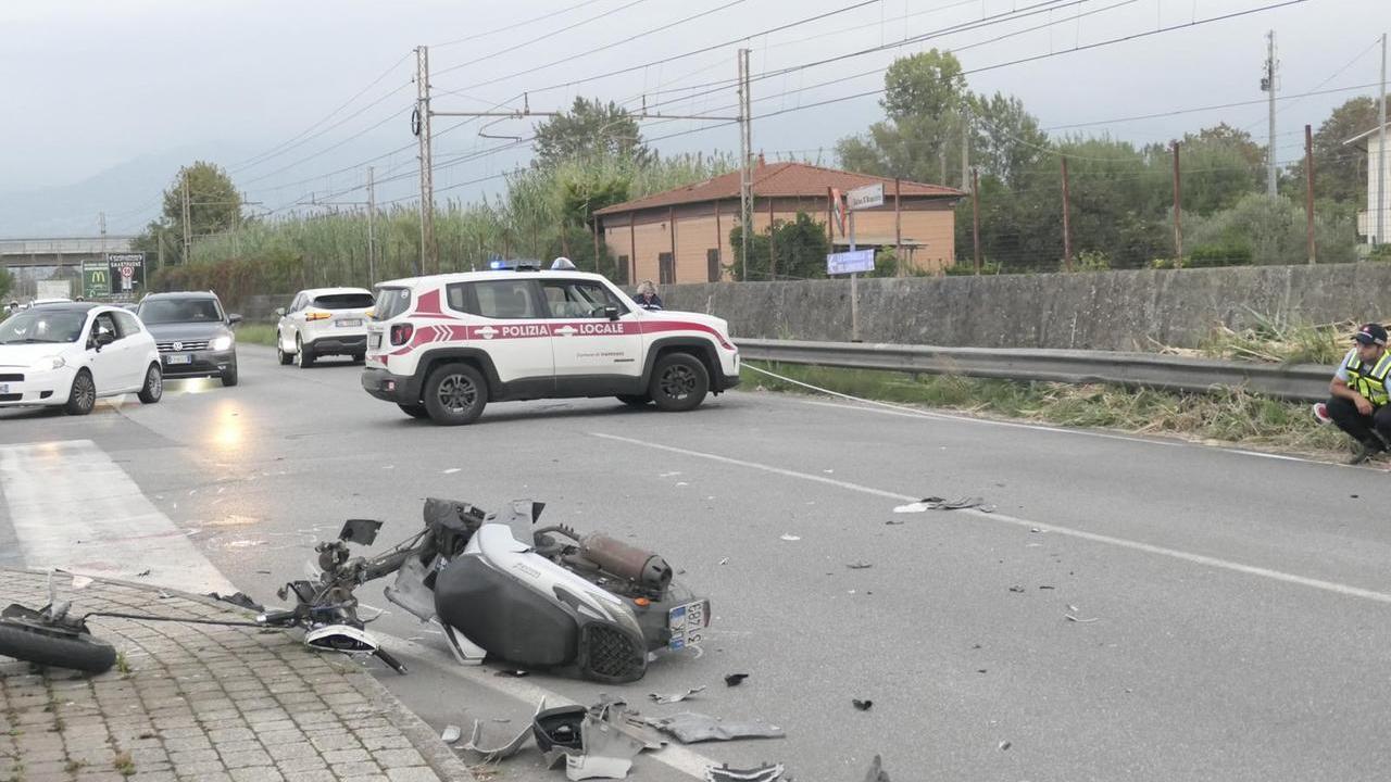 Viareggio, travolto sullo scooter: uomo gravissimo in ospedale
