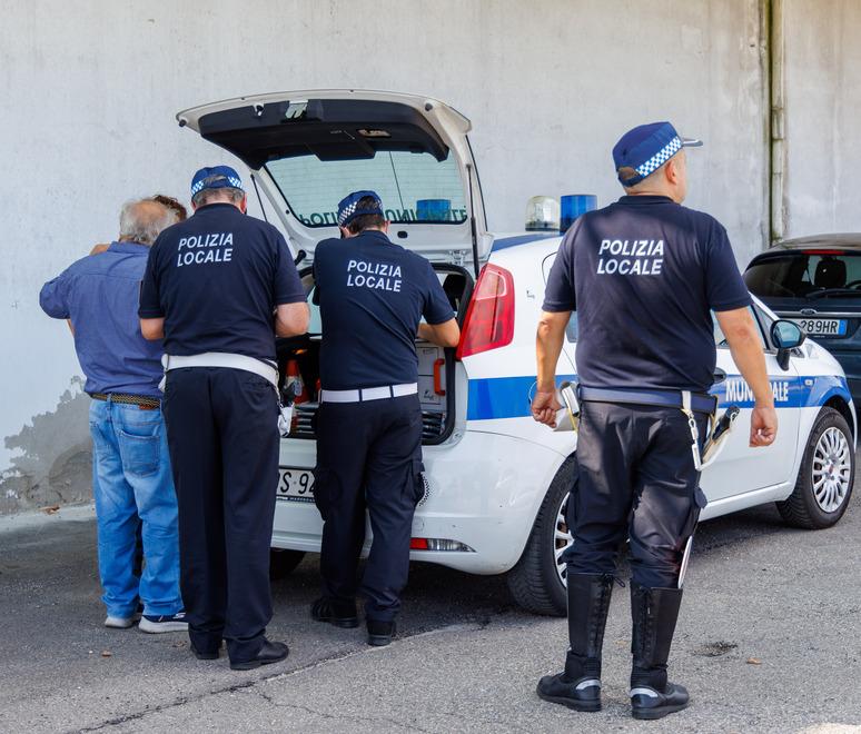 Cade dal tetto, volo di 4 metri. Grave un ragazzo di 28 anni