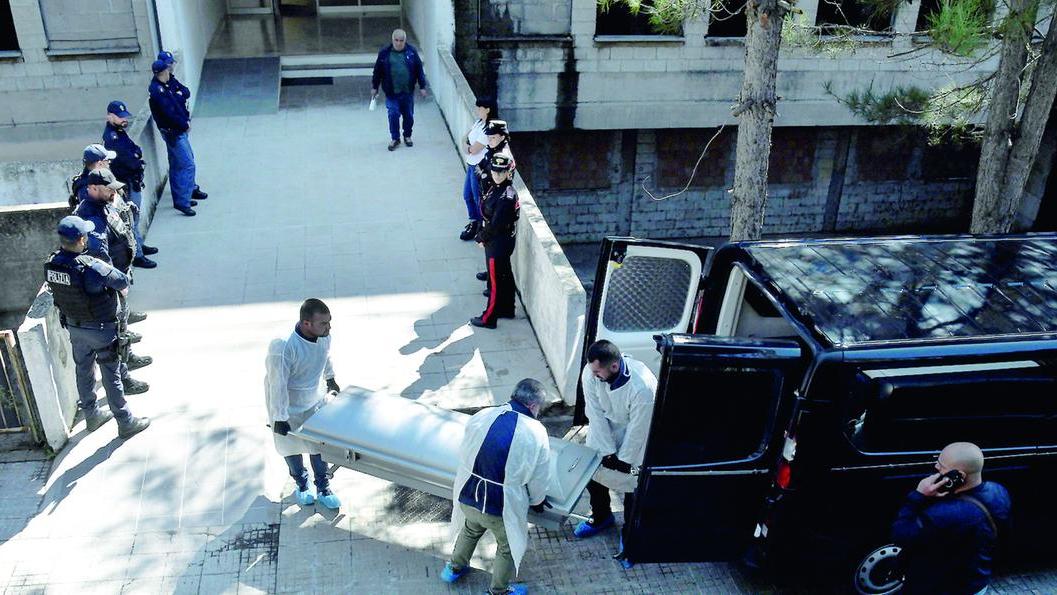 Il racconto choc del figlio superstite: «Papà ha ucciso tutti»