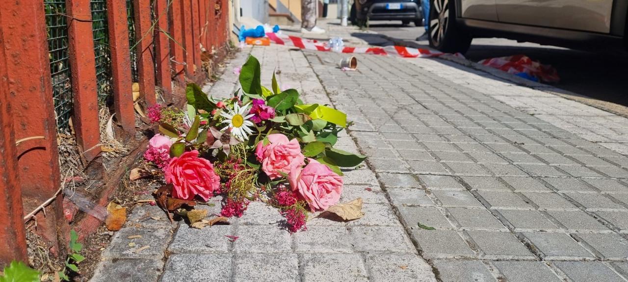 Nuoro, il giorno dopo la tragedia nel palazzo di via Ichnusa soltanto fiori e silenzio