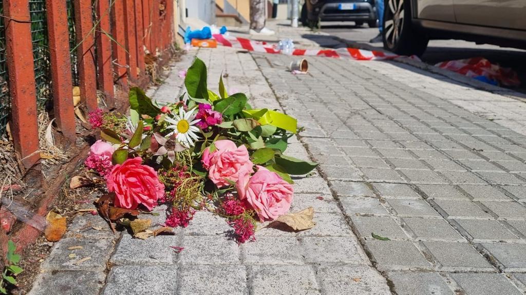 Nuoro, il giorno dopo la tragedia nel palazzo di via Ichnusa soltanto fiori e silenzio
