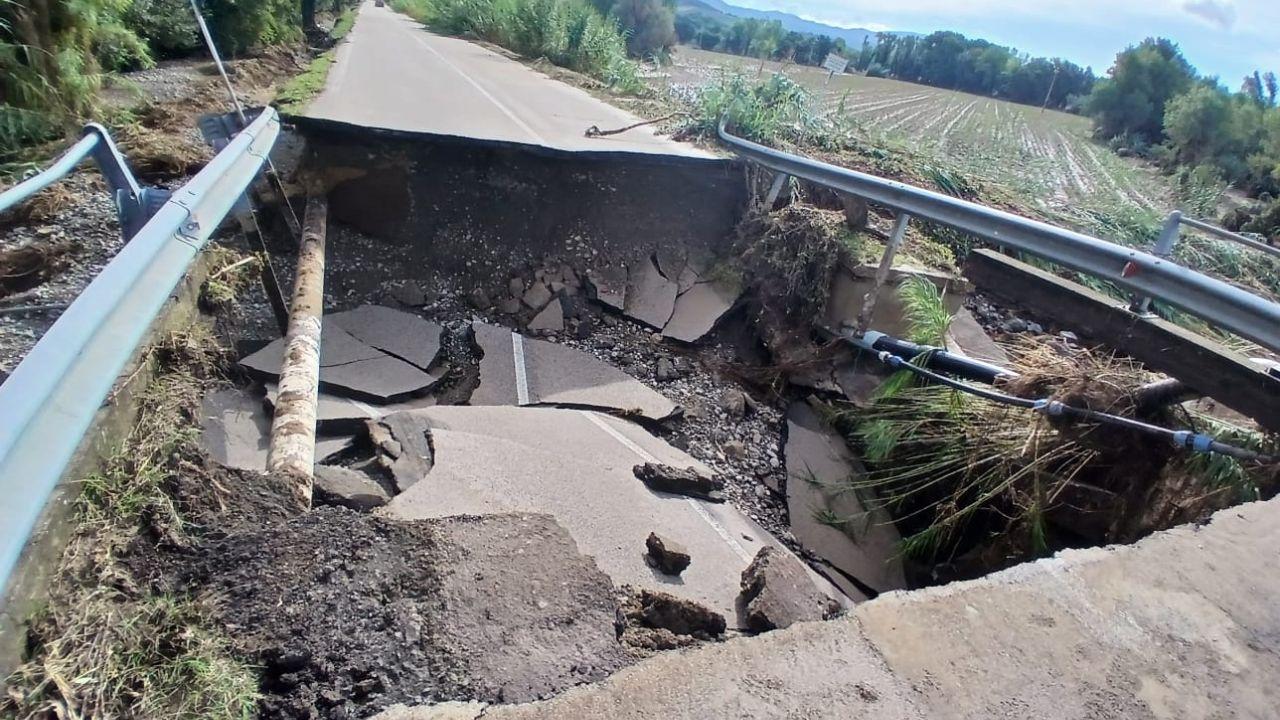 La voragine sulla strada provinciale 57 causata dalla piena dello Sterza che ha eroso anche l’argine per un tratto di circa altri 100 metri lato Casino di Terra