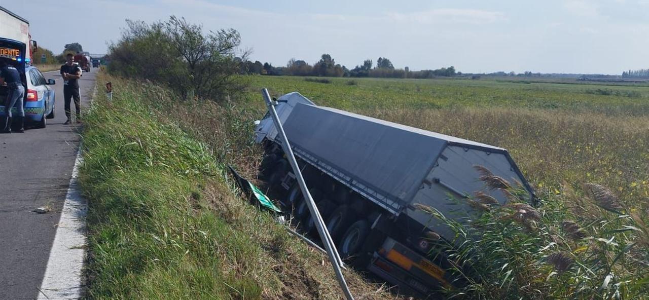 Camion fuori strada, Super chiusa in direzione Porto Garibaldi