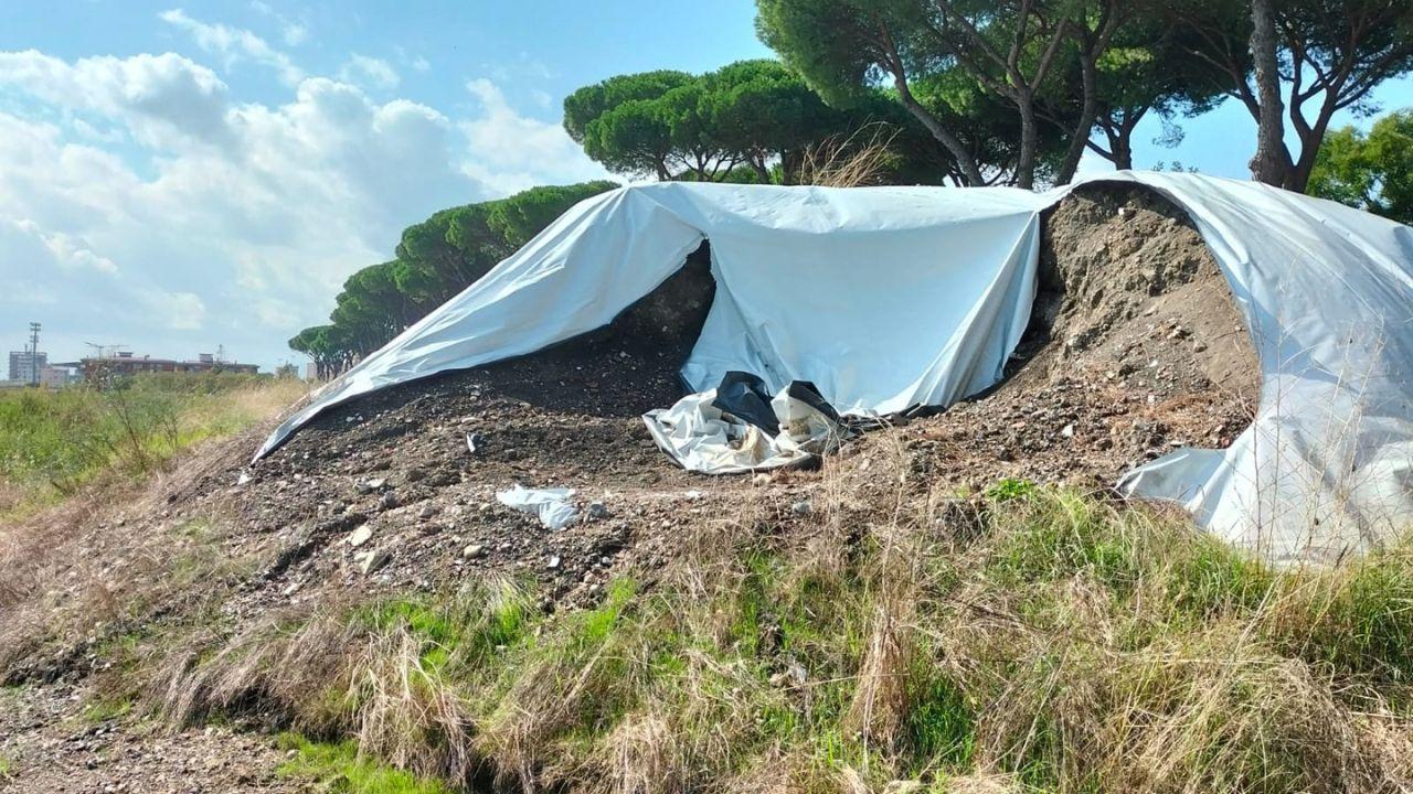 I cumuli di keu abbandonati al Green Park la lottizzazione vicina al campo sportivo