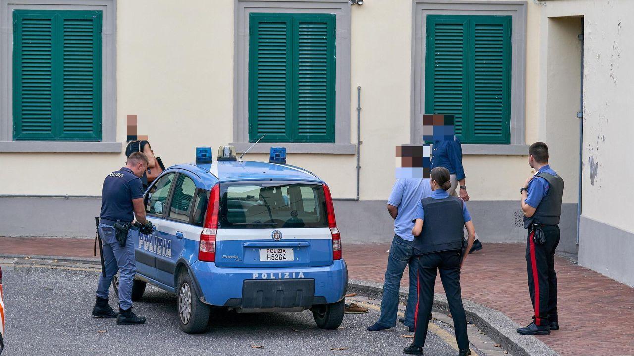L’aggressore fermato da polizia e carabinieri in stazione (Foto Juri Autovino)