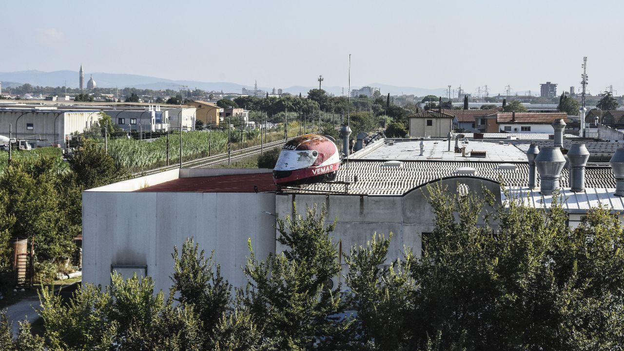 Il grande casco da motociclista simbolo della Vemar (foto Agenzia Bf)
