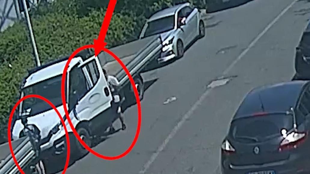 Un mezzo pesante mentre viene rubato