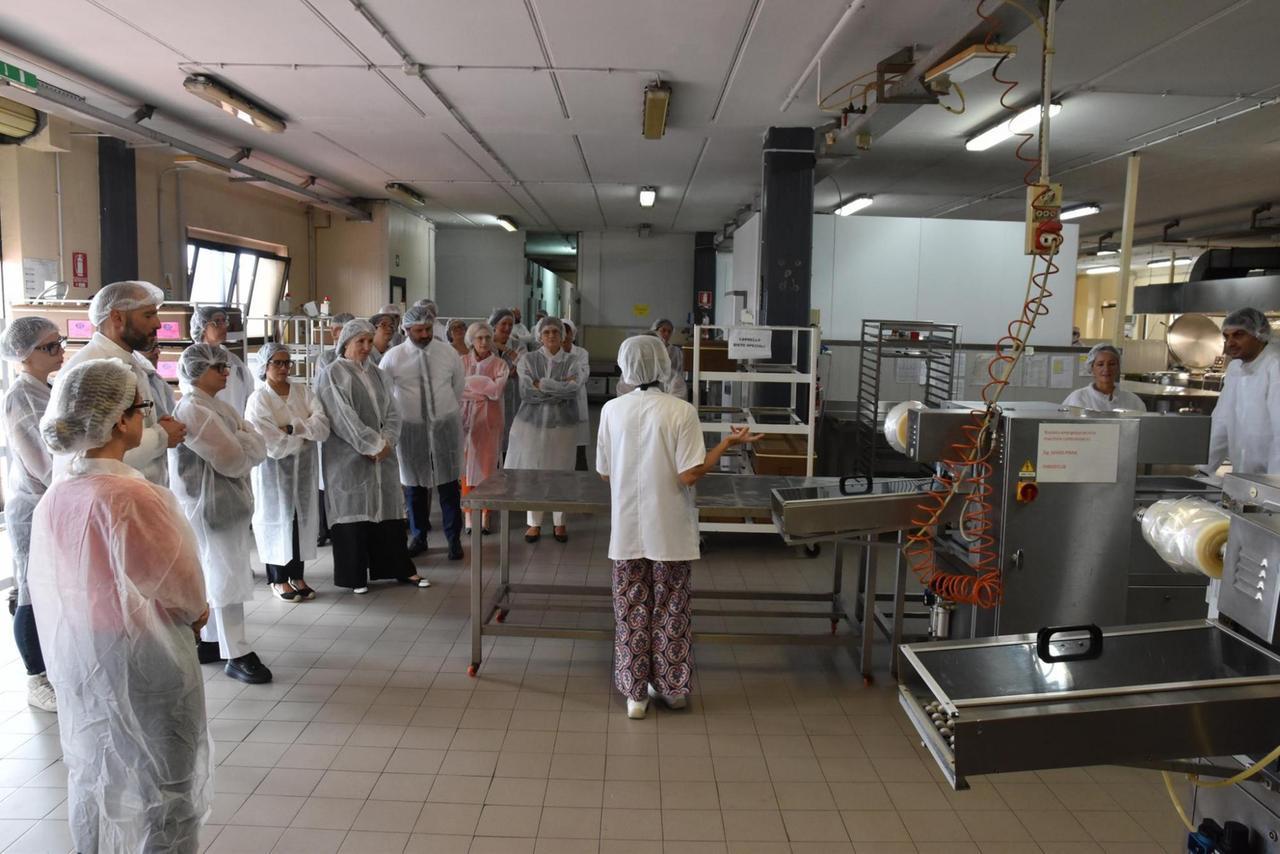 Sassari, la mensa scolastica diventa green: meno plastica e più cibi locali