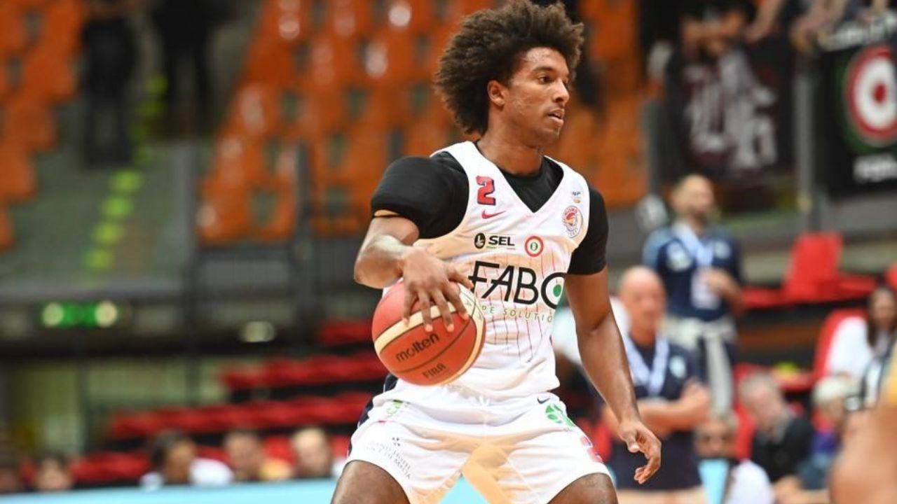 Alberto Benites in azione contro Roseto in Supercoppa