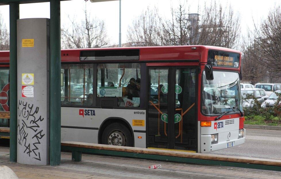 La dura vita da pendolari a Reggio Emilia: «Bus pieni e treni persi»