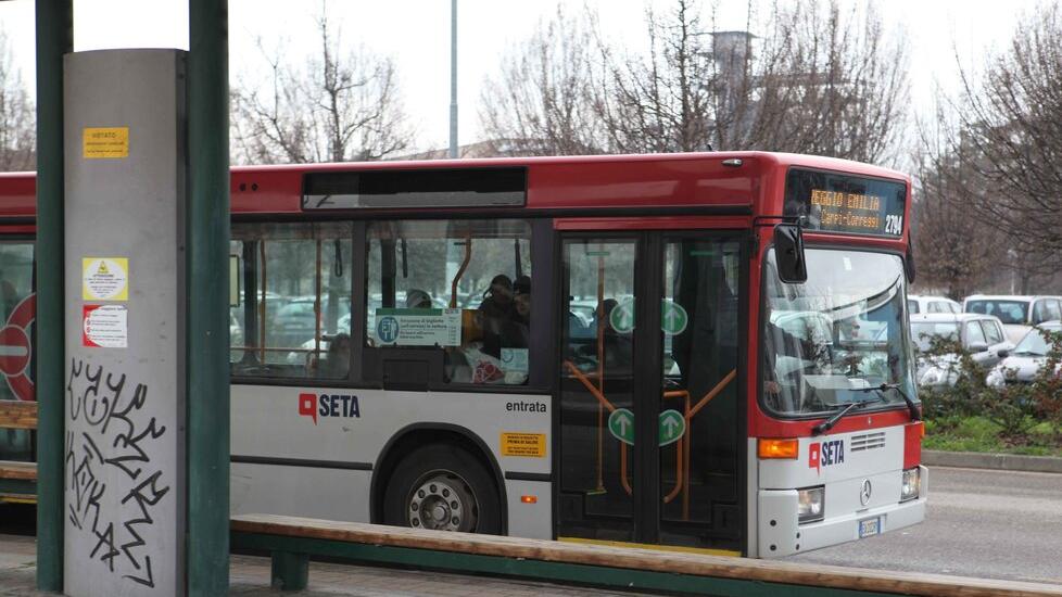 La dura vita da pendolari a Reggio Emilia: «Bus pieni e treni persi»
