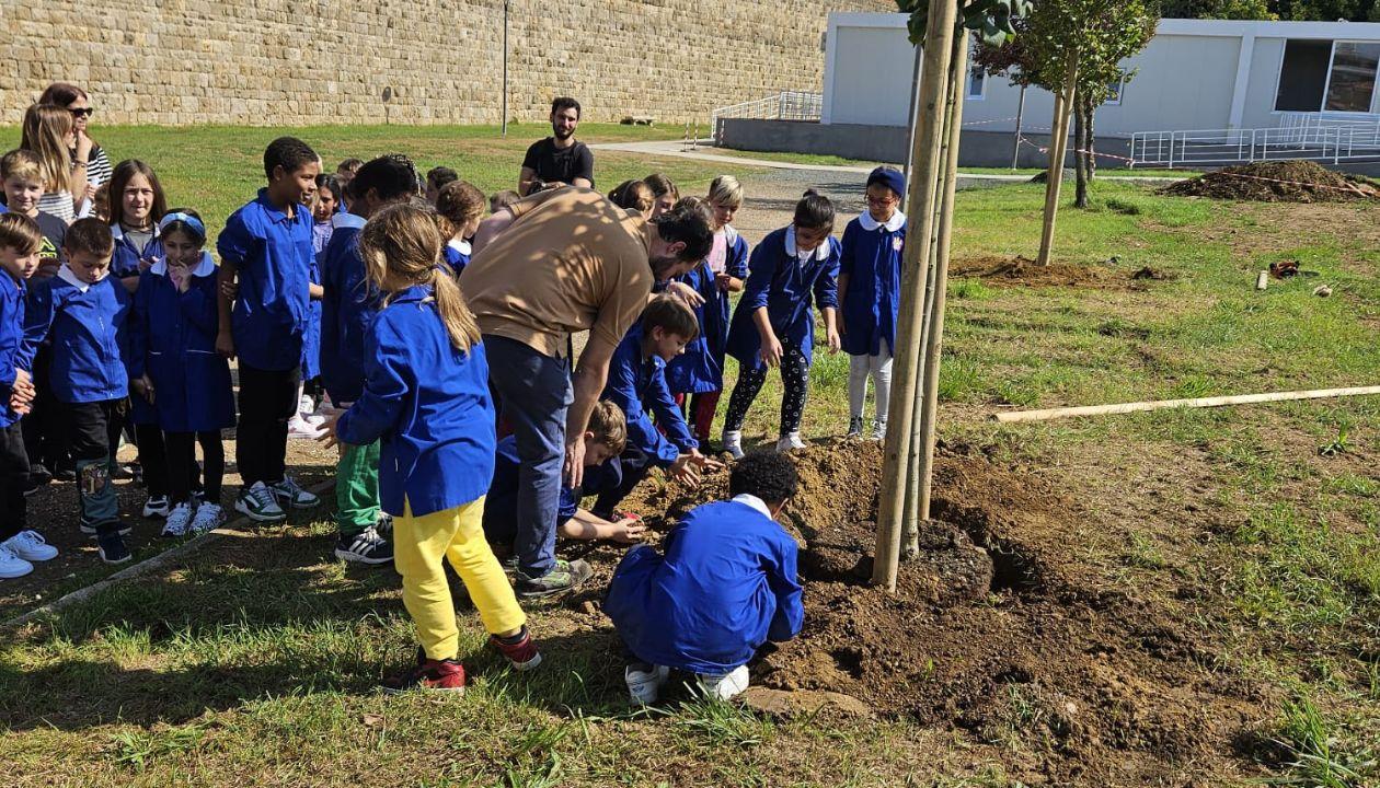 Livorno, i bimbi del comprensivo Micheli-Lamarmora piantano tigli al parco delle Mura Lorenesi