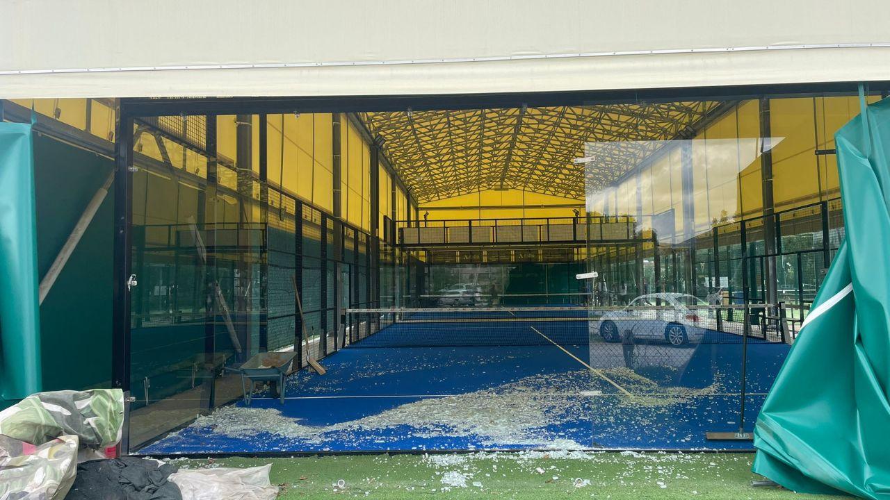 La vetrata sfondata in via di Ripoli