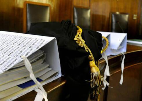 Lancia dalla finestra il regalo della nuora, il figlio le mette le mani al collo e va a processo