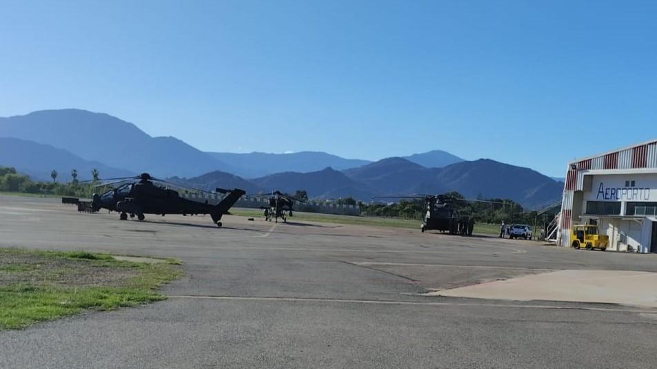 Problemi a un motore per un elicottero militare diretto a Teulada: le immagini dell’atterraggio forzato a Tortolì