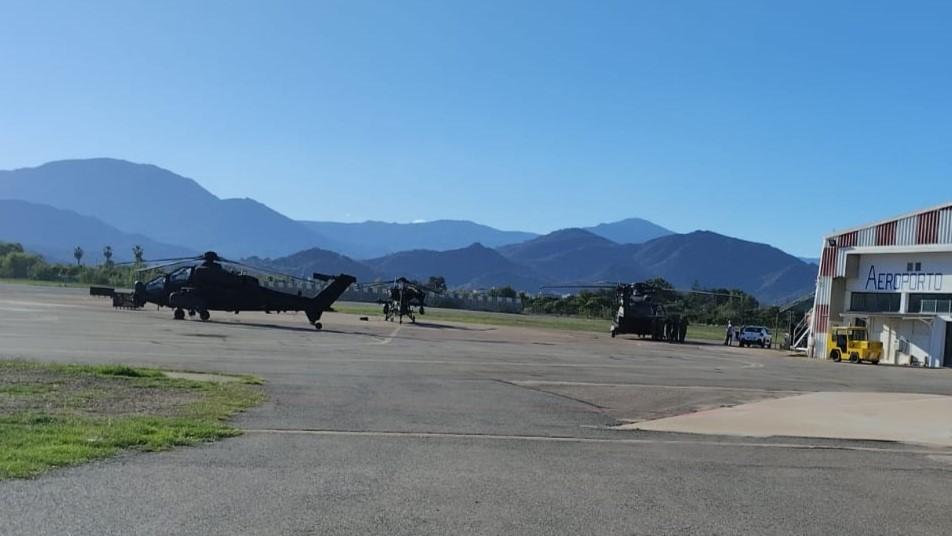 Problemi a un motore per un elicottero militare diretto a Teulada: le immagini dell’atterraggio forzato a Tortolì