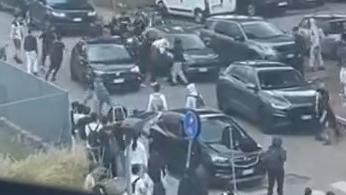 Prato, maxi-rissa tra studenti all’uscita da scuola: un ferito