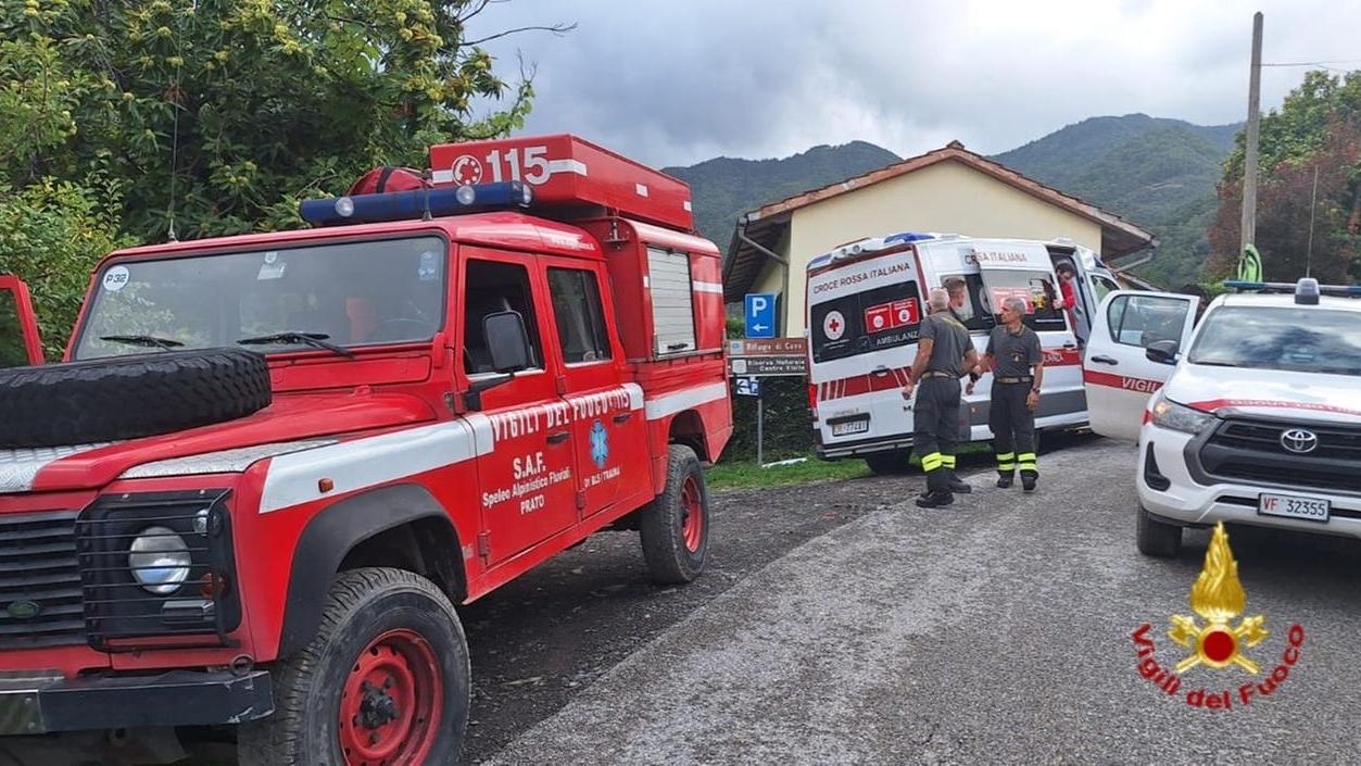 Prato, due cercatori di funghi soccorsi dai vigili del fuoco in Valbisenzio