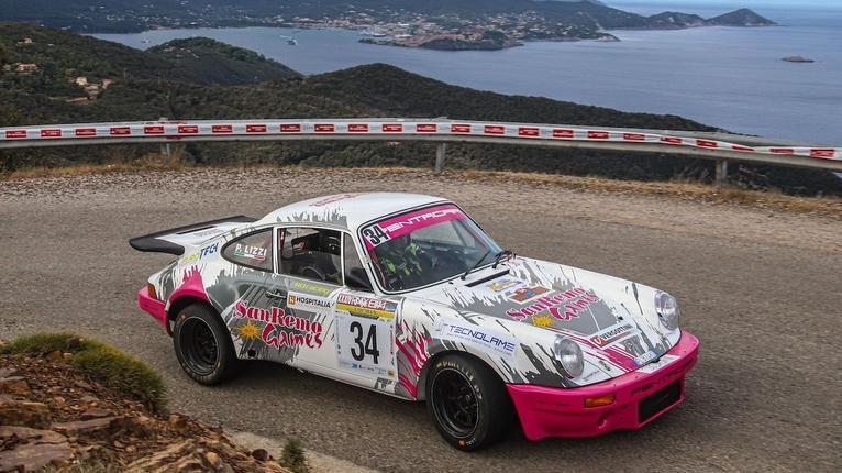 Un’auto durante una prova del Rallye storico