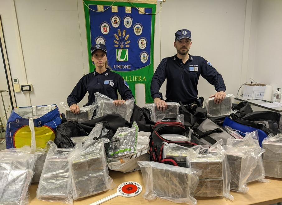 Pieve di Cento, controllano l’autoarticolato e trovano 220 chili di hashish