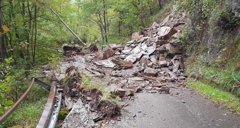 Pistoia, frana sulla strada: una ventina di persone isolate da giovedì sera