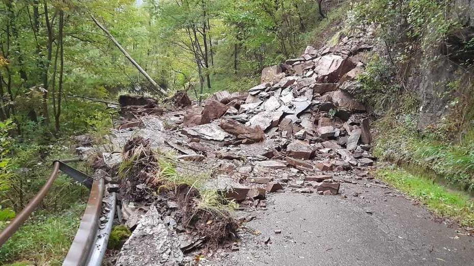 Pistoia, frana sulla strada: una ventina di persone isolate da giovedì sera