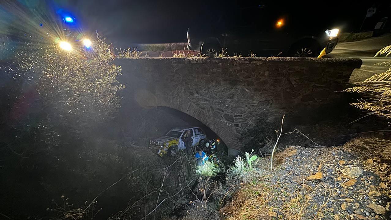 L'auto finita fuori strada