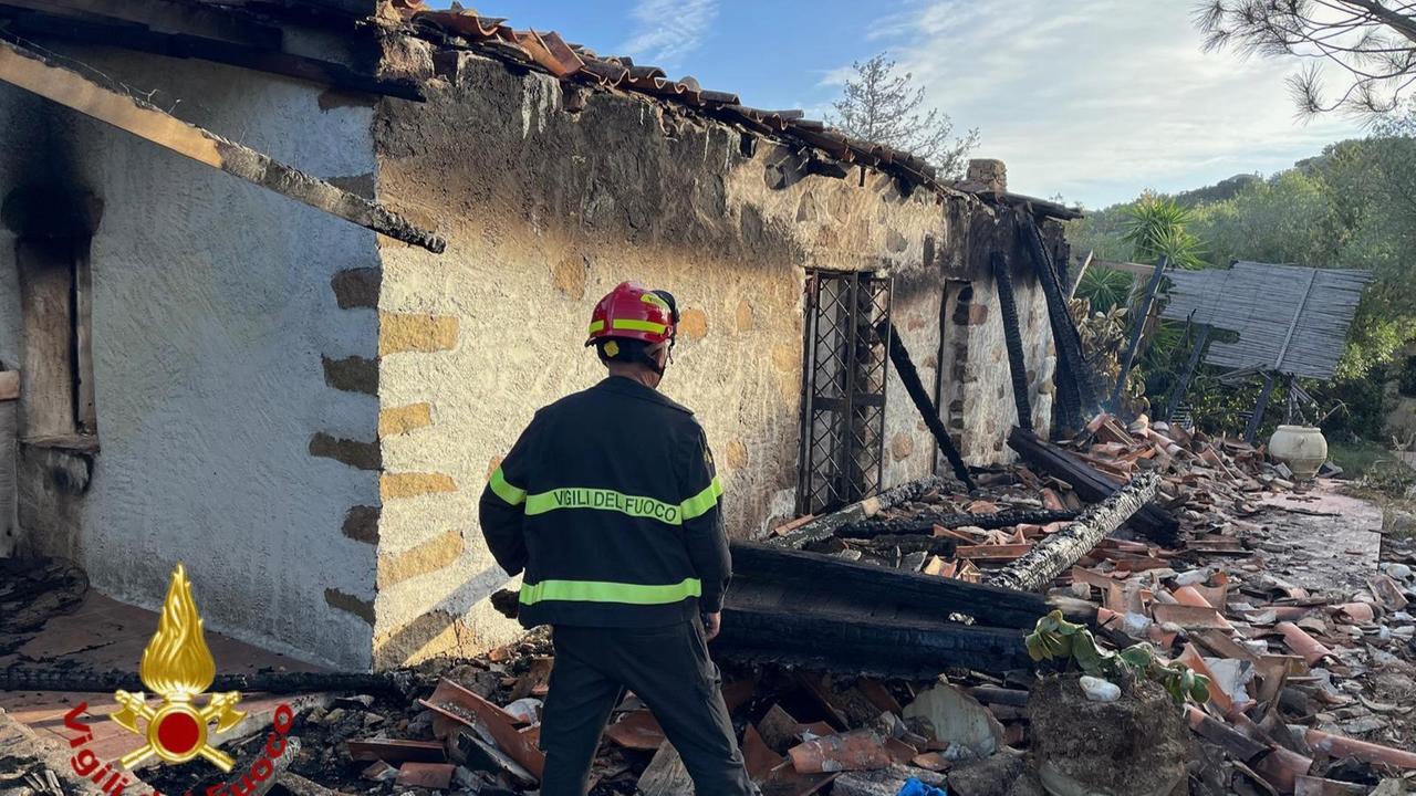 Un rogo divora un’abitazione a Porto Rotondo
