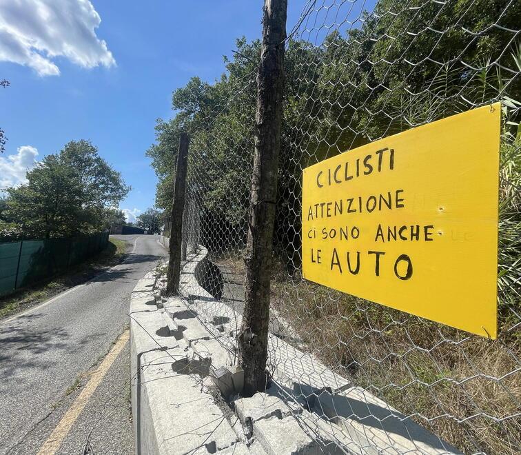 Montecatini, strada dissestata e frana da due anni: se ne parla al circolo