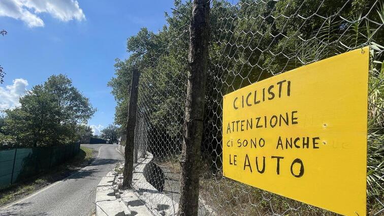 Montecatini, strada dissestata e frana da due anni: se ne parla al circolo