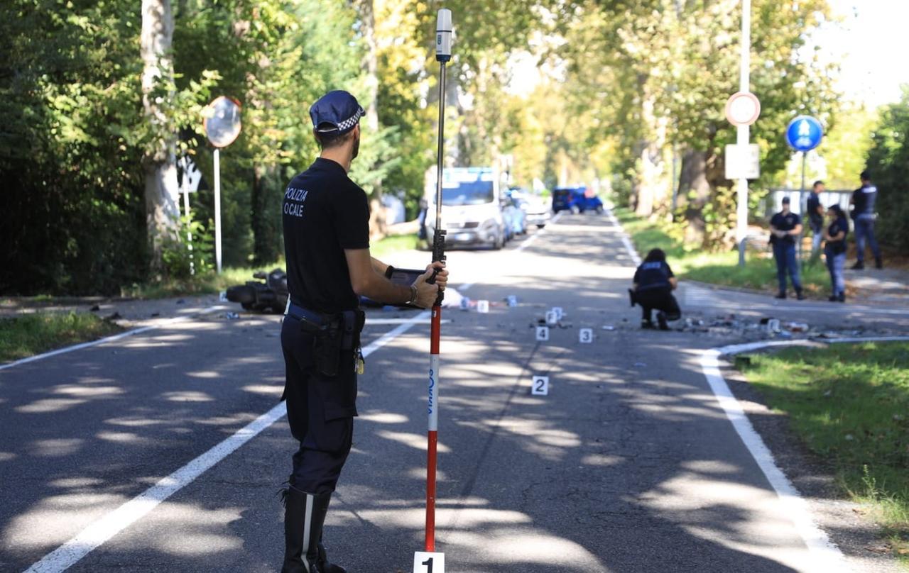 Schianto contro un autobus a Carpi, morto un motociclista