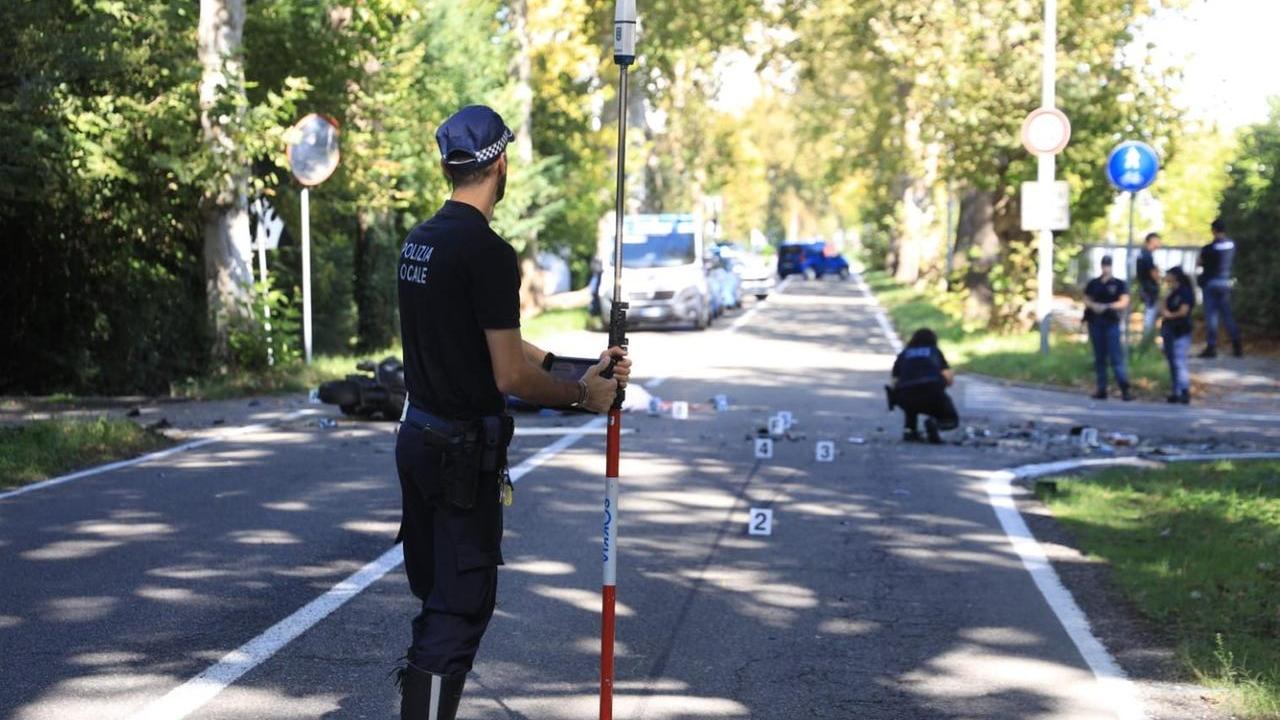 Schianto contro un autobus a Carpi, morto un motociclista