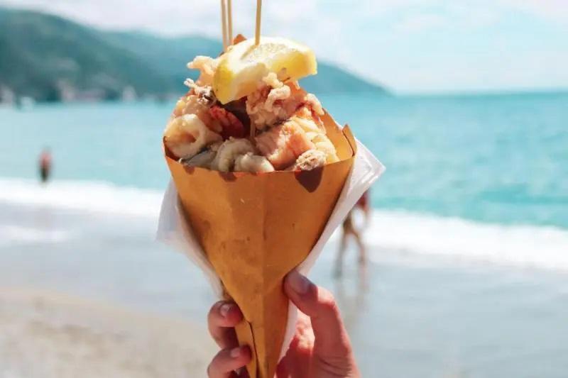 La tradizione incontra i nuovi gusti: ecco i 12 street food da provare assolutamente in Sardegna