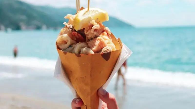 La tradizione incontra i nuovi gusti: ecco i 12 street food da provare assolutamente in Sardegna