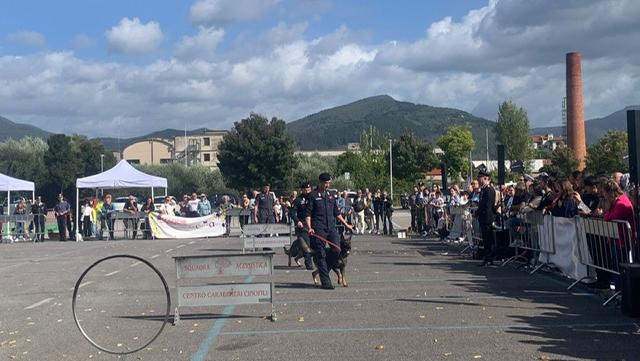 Prato, la piazza si riempie per “Una zampa per amico”