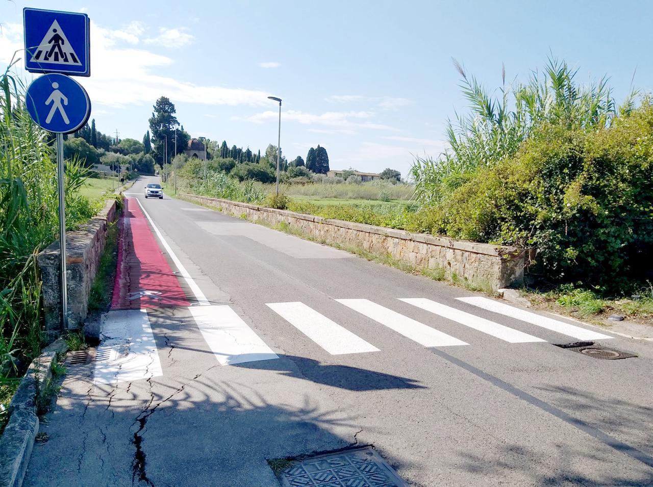 Livorno, stop ai pedoni costretti a passare in strada: ecco i percorsi a raso in Collinaia e in via del Fagiano