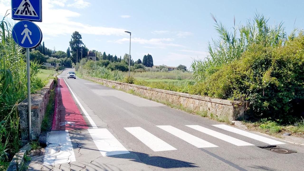 Livorno, stop ai pedoni costretti a passare in strada: ecco i percorsi a raso in Collinaia e in via del Fagiano