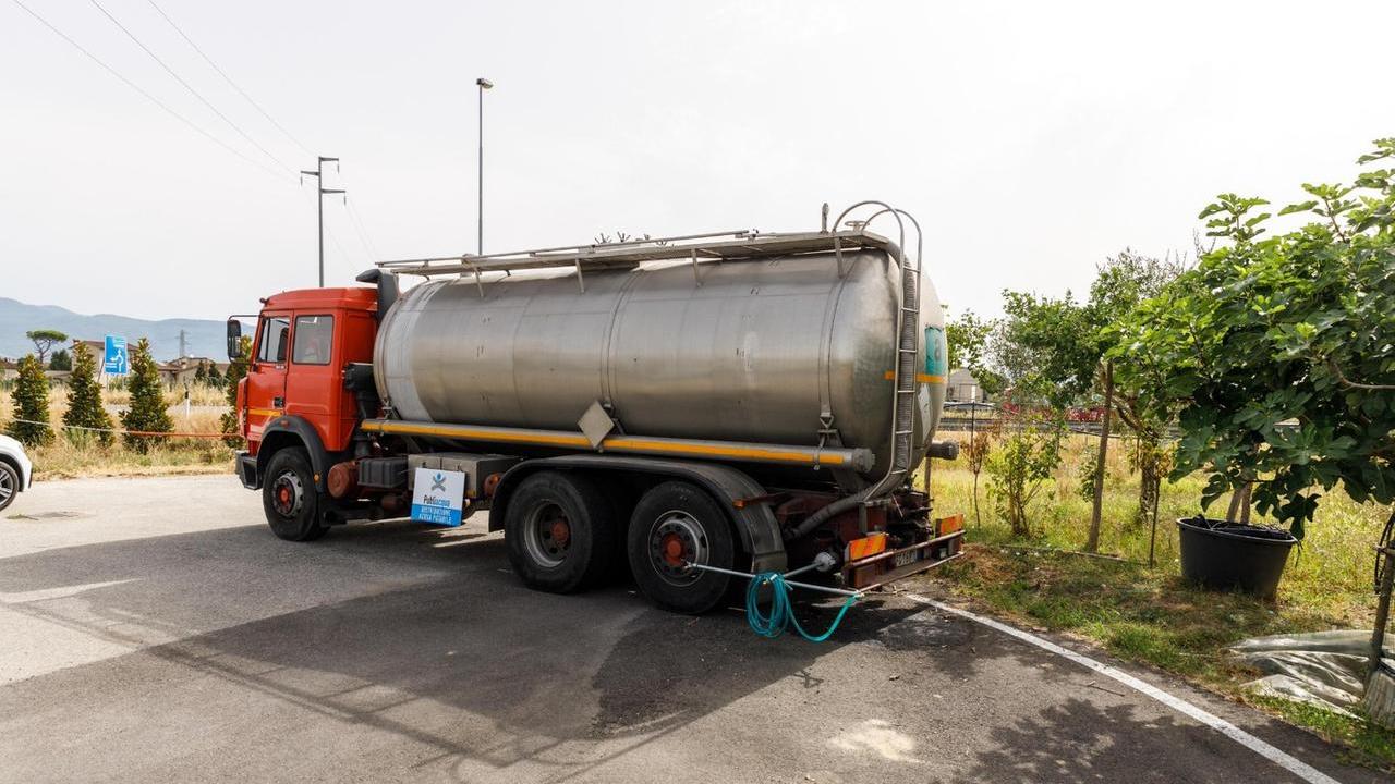 L'autobotte in via Vecchia Fiorentina