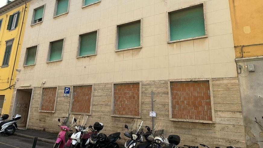 Livorno, casa di comunità di via Rossi: slitta di nuovo l’abbattimento del palazzo. «Lavori in ritardo per l’amianto»<br type="_moz" />
