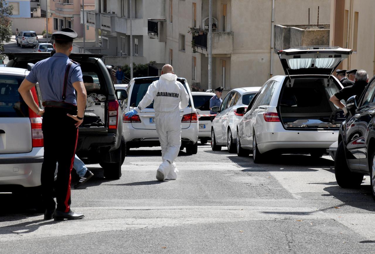 Nuoro agenti del Ris sul luogo della strage in via Ichnusa